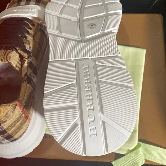 Burberry Vintage Sneakers - Picture 7 of 9